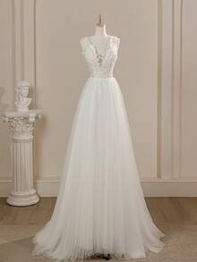 无袖深 V 领花卉蕾丝重珠刺绣梦幻淑女纯色仙女浪漫薄纱束腰优雅拖尾婚纱，白色，适合户外、草坪、海滩、婚礼派对 - 白色 - 查看 1