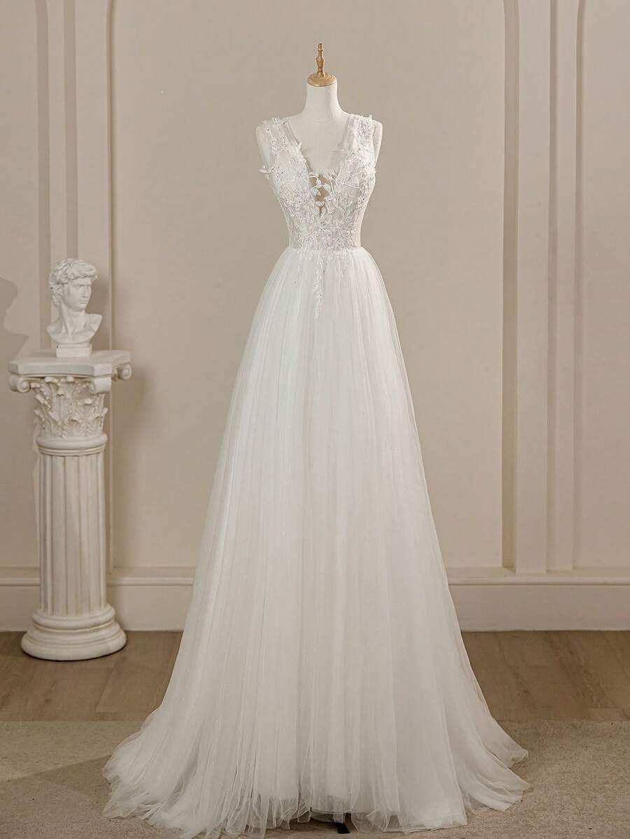 无袖深 V 领花卉蕾丝重珠刺绣梦幻淑女纯色仙女浪漫薄纱束腰优雅拖尾婚纱，白色，适合户外、草坪、海滩、婚礼派对 - 白色 - 查看 1