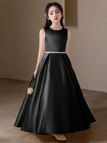 适合少女生日派对婚礼伴娘服的黑色长款礼服，带大蝴蝶结装饰