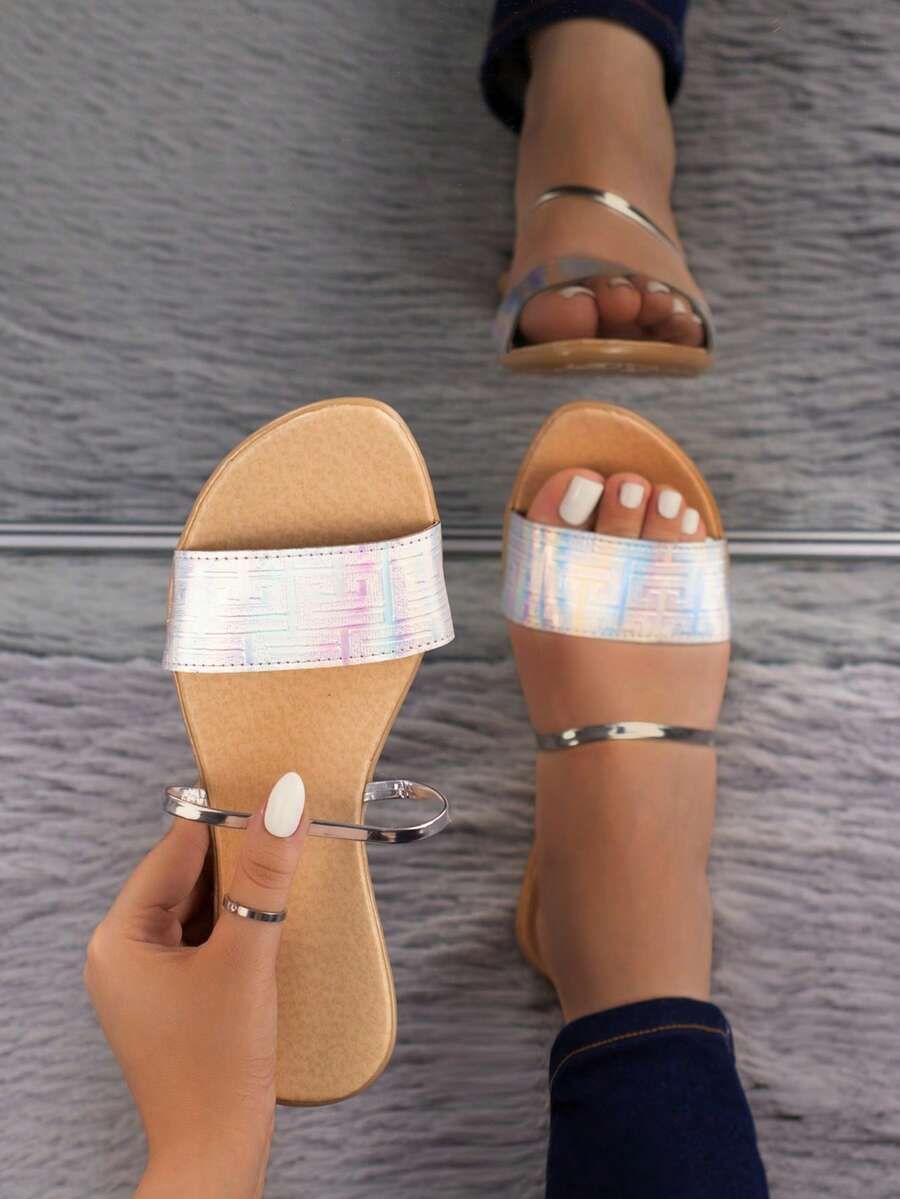 Sandalias flat para mujer tipo flip flop con hermoso acabado brillante tipo tornasol, con elegante diseño con figura en laberinto y con hermosa aplicación para ajuste con acabado tipo metálico que permite mostrar la figura del pie, elegantes, cómodas y sofisticadas, ideales para uso diario para salidas casuales, para uso en interiores y exteriores, para salidas a la playa, salidas de campo, salidas en calor, ofreciendo un toque de estilo, confort y glamour que resaltan la sofisticación en el calzado femenino. - Blanco - Ver 1
