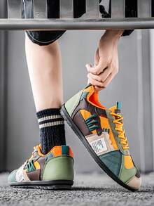 Baskets de sport respirantes rétro pour hommes, chaussures de course décontractées antidérapantes, design vintage bicolore vert et beige avec lacets basse, style confortable et respirant