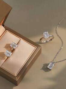 1 Paar luxuriöse 925er Sterlingsilber Ohrstecker mit funkelndem quadratisch geschliffenen Zirkonia, eleganter Schmuck für Frauen, ideal für besondere Anlässe, Geburtstage, Jahrestage und romantische Geschenke, perfekt, um jedem Outfit eine Note von Raffinesse zu verleihen, gefertigt mit zeitloser Schönheit und Haltbarkeit, ein vielseitiges Accessoire, das sowohl zu lässigen als auch formellen Looks passt, ein atemberaubendes Geschenk für sie, das jede Feier und jeden Moment noch unvergesslicher macht.