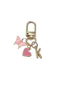 Item indispensável para o verão - Chaveiro com letra em formato de coração e borboleta rosa, com iniciais e mensagem de presente / Carta de amor | Acessório de chaveiro de coração | Pingente de bolsa personalizado | Presente, chaveiro, acessórios exclusivos para celular, design simples, presente para amigos, família, namoradas, acessórios para atividades ao ar livre, acessórios para festas, presentes, lembranças, pingente de bolsa feminina, pingente de carro, presente para meninas, presente personalizado para casamento na praia, presente ideal para madrinhas