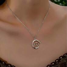 1 Stück minimalistische Metall Spiral Anhänger Halskette, elegantes Muscheldesign Halskette für Frauen, geeignet für den Sommerurlaub am Strand