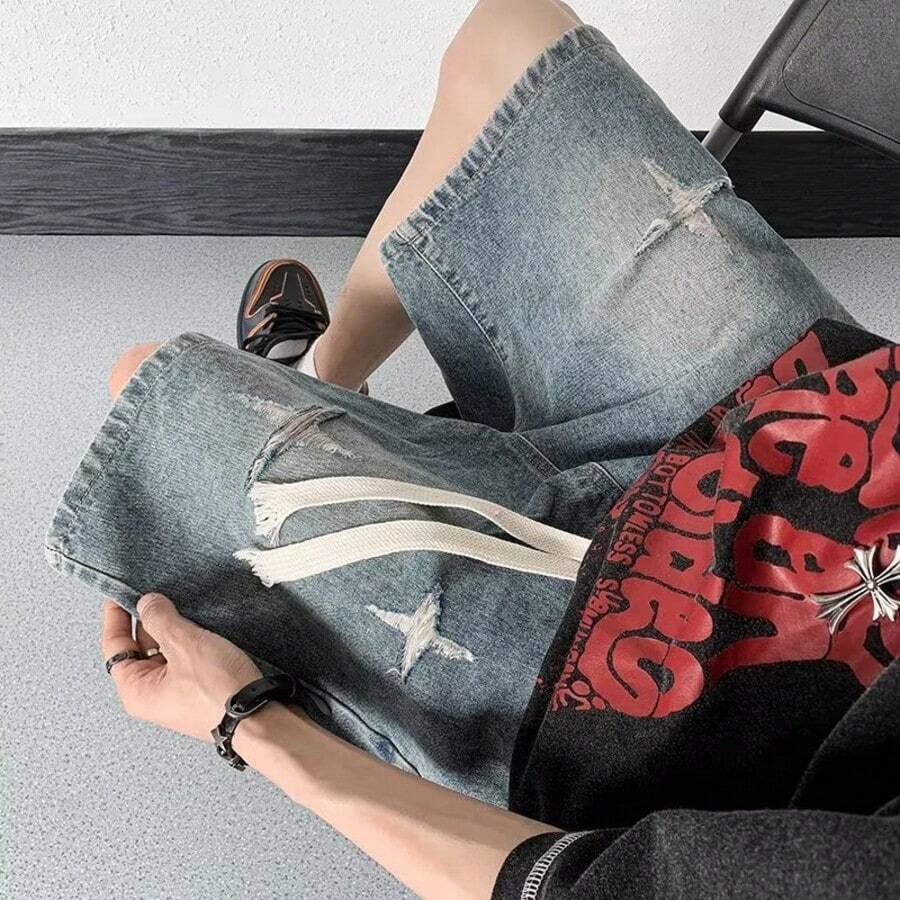 Shorts de mezclilla para hombre en azul claros - corte holgado, rotos desgastados, estilo minimalista moderno con elastano para comodidad. Modelo clásico de verano, diseño casual con efecto vintage,jeans con cortes cruzados - Celeste - Ver 1