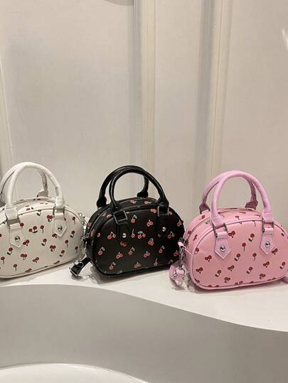 Este nuevo bolso de mujer es adorable y encantador, con un diseño impreso en toda la superficie. El diseño de un solo hombro y el cierre con cremallera lo hacen muy adecuado para que las jóvenes lo lleven cuando están de vacaciones, de compras o tomando fotos. También es una excelente opción de regalo para ocasiones festivas. El tamaño del bolso es de 20*14*7 cm y puede acomodar una billetera y un teléfono. Este es un bolso de marca muy bien calificado.