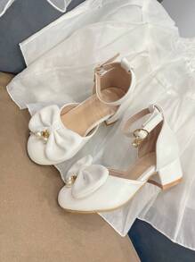1 双可爱的白色圆头女童高跟鞋，舒适的蝴蝶结和珍珠吊坠装饰，适合女孩的生日礼物、派对、重要场合、音乐舞台