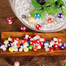 50/100 قطعة فطر صغير من الراتنج 8 ألوان، أشكال فطريات صغيرة، فطريات راتنجية صغيرة، فطريات بلاستيكية صغيرة للجملة لديكور منزل الدمى وحديقة الفراشات المصغرة وتزيين الحوض المائي