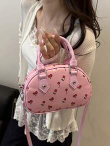 这款新款女士手提包可爱迷人，采用通体印花设计。单肩背设计和拉链封口，非常适合年轻女孩在度假、购物或拍照时携带。它也是节日送礼的绝佳选择。包包尺寸为20*14*7厘米，可容纳钱包和手机。这是一款备受好评的品牌包。 - 彩色 - 查看 6