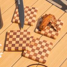 1 set de posavasos de madera de alta calidad con diseño a cuadros, que protegen la superficie de la mesa y mejoran el estilo y la apariencia. Los posavasos a cuadros son antideslizantes y resistentes al desgaste.