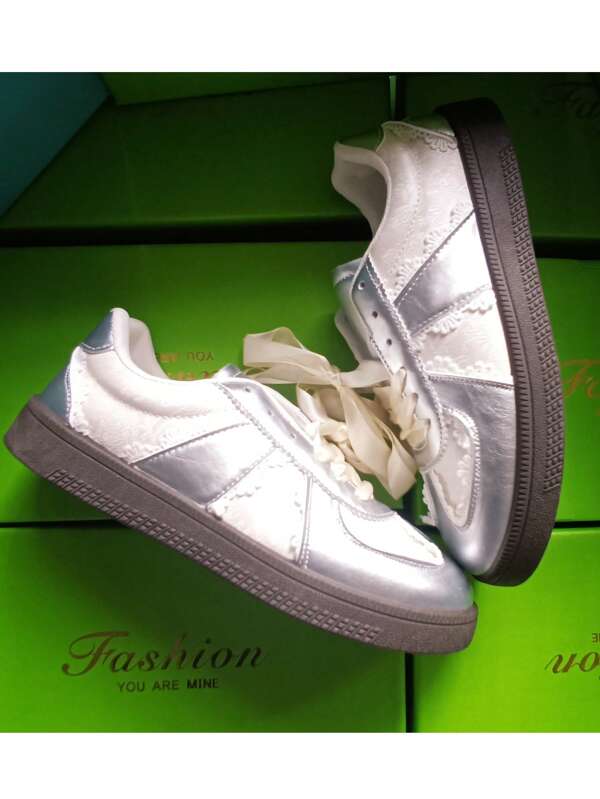 Zapatillas deportivas casuales transpirables de malla para mujer, versátiles zapatos planos con estilo de ballet y cordones, color blanco