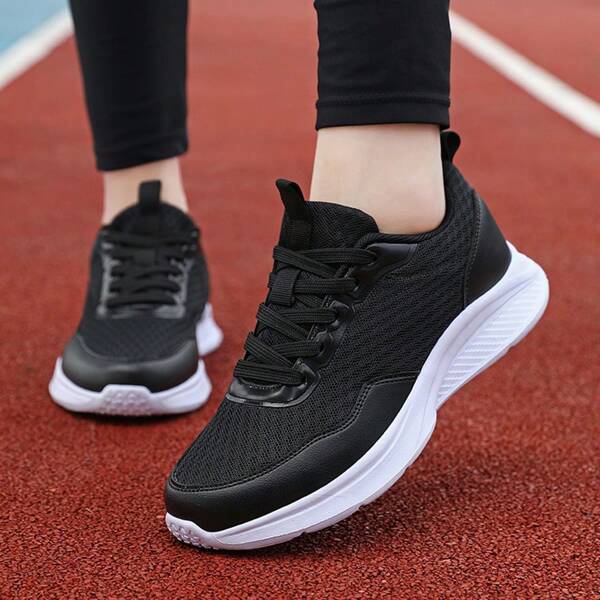 Tênis esportivos casuais respiráveis com cadarço de malha femininos, preto e branco, estilo preppy versátil para atividades ao ar livre, calçados de trabalho confortáveis, adequados para todas as estações