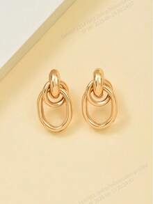 一对设计时尚的互扣式金属耳环，具有复古、简约而又不失优雅的风格，是日常搭配的时尚配饰。 - 金黃色 - 查看 5