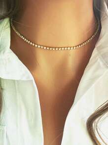 1 Stück Damen Halskette mit buntem Strass-Ovalbügel, Strass-Anhänger in Form einer Schweinenase und Buchstabenanhänger. Der Stil ist süß, hochwertig und eignet sich als Geschenk oder für den Urlaubsoutfit