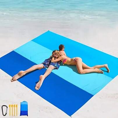 Manta de playa a prueba de arena, estera de playa plegable con 4 estacas de esquina, de material de poliéster para camping al aire libre, viajes, vacaciones, excursionismo, manta de picnic de playa de gran tamaño y ligera