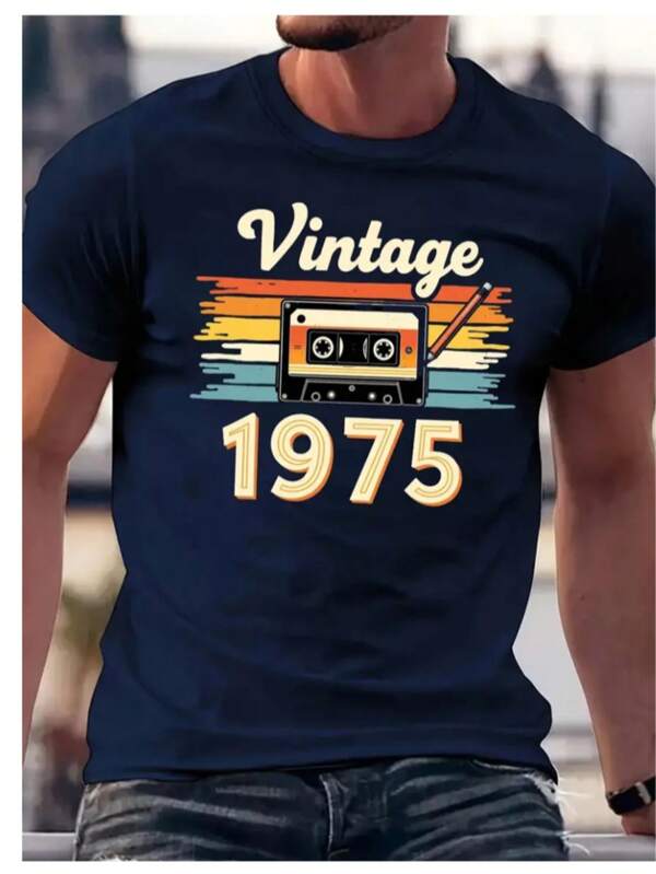 Camiseta Masculina Vintage 1975 Estampa Cassete - Camiseta Leve e Respirável de Manga Curta para Verão, Corte Regular, Design Retrô Nostálgico, Lavável na Máquina  Verão    Ajuste Regular    Nenhum    MASCULINA