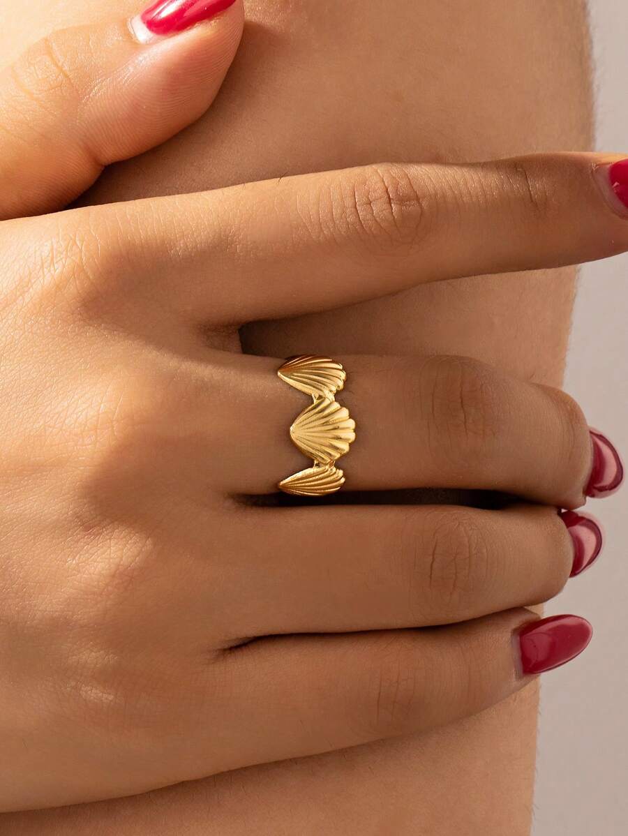 Ein einfacher Muschelring mit rundem Öffnung