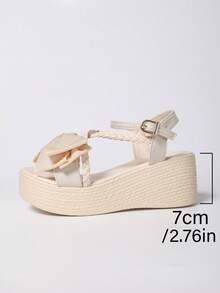 夏季时尚编织蝴蝶结装饰单扣厚底轻便凉鞋，适合搭配连衣裙、短裤、休闲、度假、通勤，舒适女士穿着 - 米色 - 查看 9