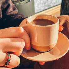 Juego de 4 tazas de espresso de cerámica Mora, de 3 onzas - Pequeñas tazas inspiradas en lo italiano con platitos, para pequeños tragos de café - Estilo moderno bohemio para cualquier cocina o cafetería. Porcelana apta para microondas - Colores neutros surtidos