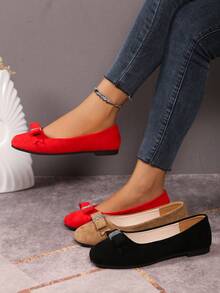 1 双加大码圆头蝴蝶结装饰布艺乐福鞋，百搭红色休闲一脚蹬鞋，适合办公室和户外穿着，春夏季