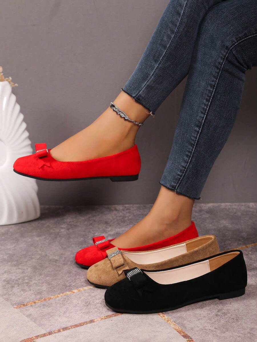 1 双加大码圆头蝴蝶结装饰布艺乐福鞋，百搭红色休闲一脚蹬鞋，适合办公室和户外穿着，春夏季