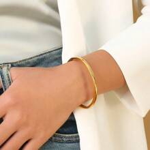 1pc Elegant Minimalist Stainless Steel Plain Bangle Bracelet With Shiny Arc Surface And Clasp Closure, Suitable For Women's Daily Wear