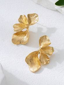 1 Pair Versatile Vintage French Textured Crease Gold Half Leaf Design Stud Earrings For Women - Yellow Gold - View 2