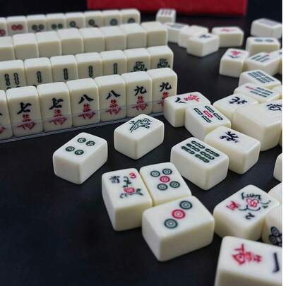 一套传统迷你中国麻将游戏套装，144张牌，尺寸2厘米/2.4厘米，旅行麻将，互动游戏，派对游戏，节日游戏，创意小礼物，旅行游戏，生日派对用品，生日礼物