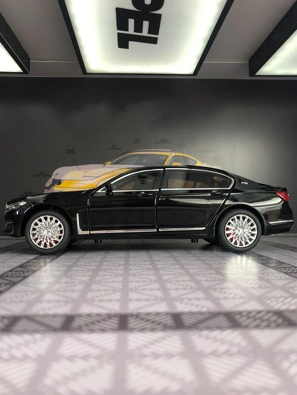 1 peça, 21,5cm de comprimento x 8cm de largura x 6cm de altura, 348g, Modelo de Brinquedo de Carro Sedan de Luxo de Liga de Zinco Fundido, Com Carroceria de Liga Realista, Portas Que Abrem, Capôs Dianteiro/Traseiro, Tanque de Combustível, Interior Detalhado e Pneus Giratórios, Adequado como Presente de Aniversário para Meninos, Decoração de Colecionador