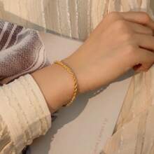 1 pieza Pulsera de acero inoxidable de color dorado con cadena trenzada, accesorio versátil de uso diario para mujeres