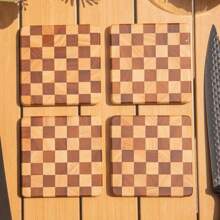 1 set de posavasos de madera de alta calidad con diseño a cuadros, que protegen la superficie de la mesa y mejoran el estilo y la apariencia. Los posavasos a cuadros son antideslizantes y resistentes al desgaste.
