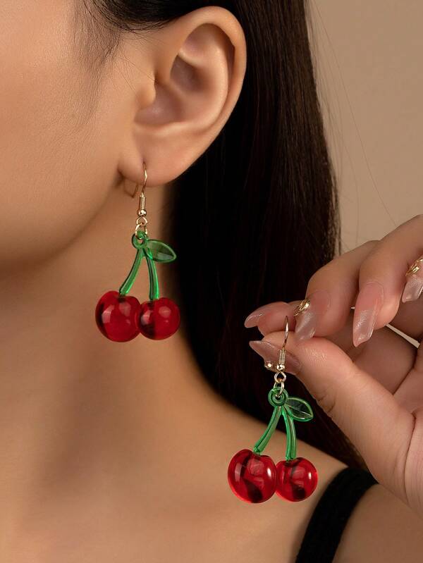 Boucles d'oreilles pendantes en forme de cerise mignonne pour femmes, design de fruits en résine rouge vif avec feuilles vertes, style coréen, parfait pour les tenues d'été, les fêtes et les looks chics quotidiens