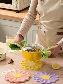 Daisy Flower Silicone Heat Insulating Mat Anti-Scalding High Temperature Resistant Pot Mat Premium Feeling Putting Pots And Pans Table Vegetable Mat Silicone Mat For Kitchen Countertop Non-Slip Heat Resistant Heat Insulating Mat Modern Design Pot And Pans Mat Silicone Table Mat Easy To Wash. - Multicolor - View 7