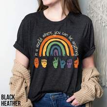 Camiseta con diseño de lenguaje de señas "Be Kind" de la marca Bella Canvas, Camiseta negra con diseño de sombrero de vaquero vintage para hombres, Camiseta de manga corta de algodón casual y de estilo retro con estampado artístico divertido, Camisetas de manga corta con estampado, tops para mujer - Negro 1 - Ver 1
