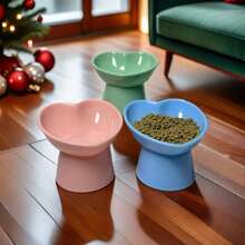 1 个带支架的塑料猫碗，心形倾斜设计，保护猫咪的脖子，是理想的猫咪喂食解决方案