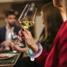 1 件时尚女士不锈钢手镯酒瓶 - 巧妙隐藏葡萄酒、鸡尾酒和烈酒 - 完美的夏季娱乐派对配饰 - 女士适用 - 高级厨房必备品 - 派对和节日、万圣节和圣诞节派对用品的理想礼物 - 彩色 - 查看 3