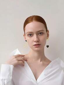 一对不对称金属心形吊坠耳环，生日、周年纪念、约会之夜礼物 - 黑色 - 查看 1