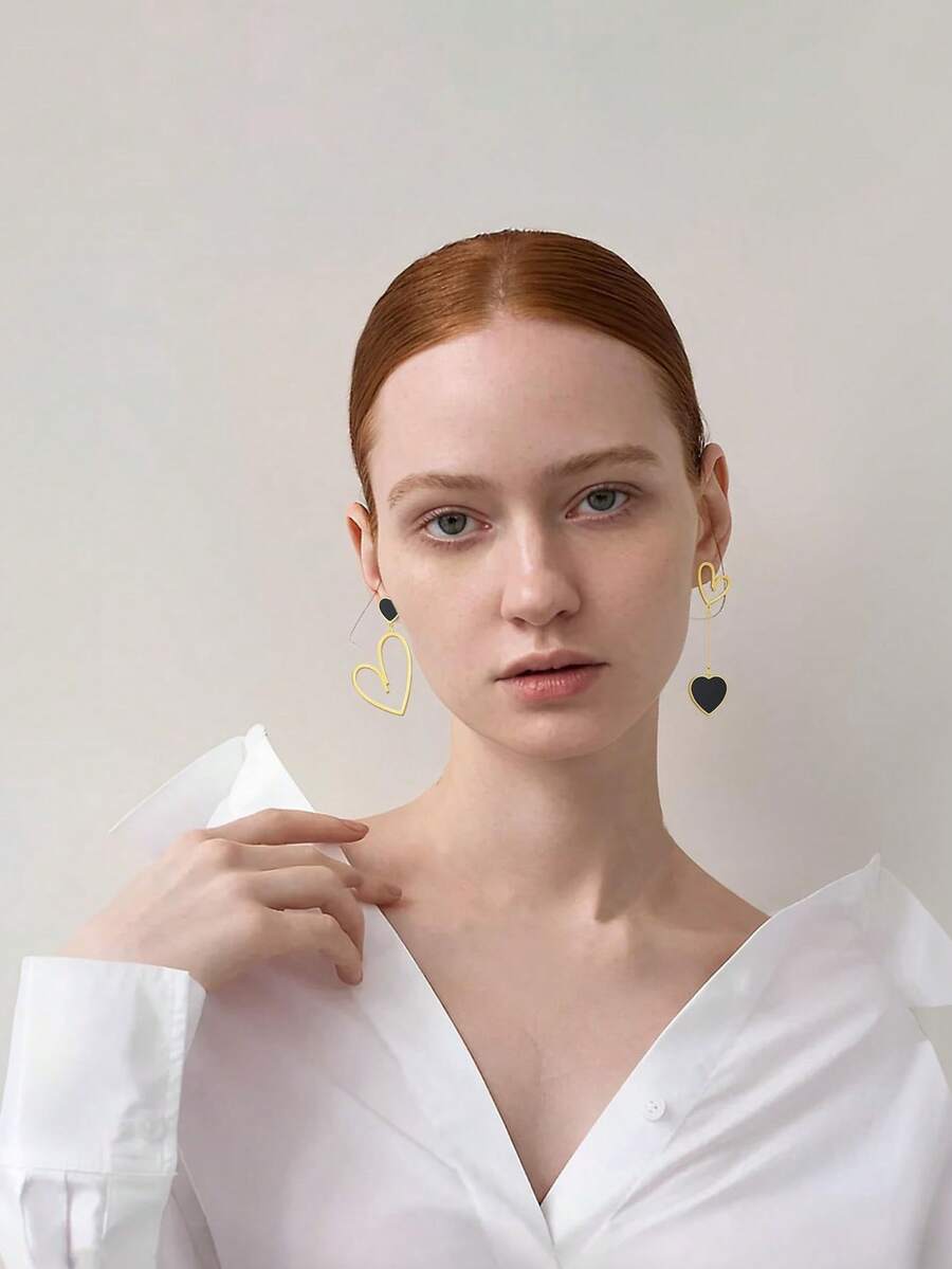 一对不对称金属心形吊坠耳环，生日、周年纪念、约会之夜礼物 - 黑色 - 查看 1