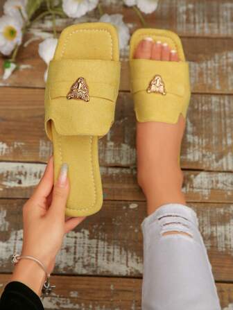 黄色露趾平底拖鞋，金属豹纹扣装饰，绒面革带凉拖，优雅休闲夏季新款女式