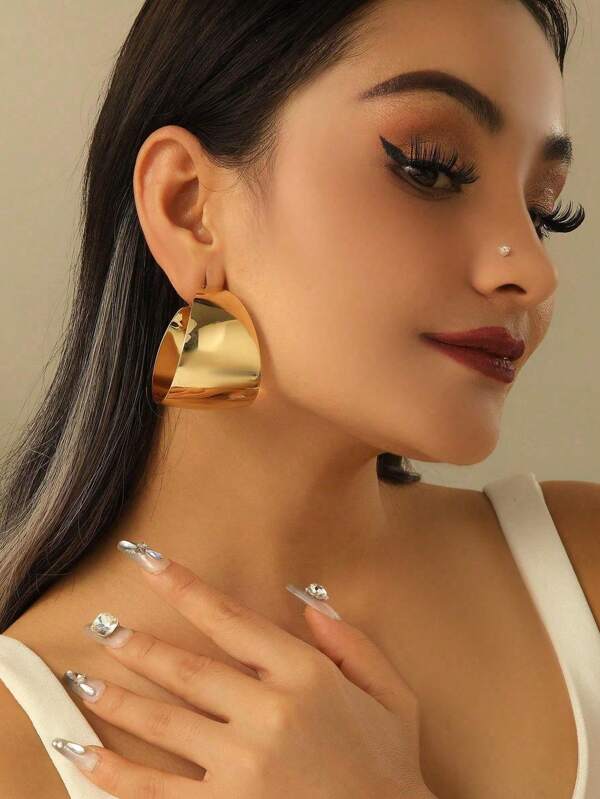 1 Pair Of Ladies Large Gold-Colored Smooth Geometric C-Shaped Circle Earrings