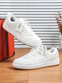 Zapatillas minimalistas blancas cómodas y versátiles, zapatos de moda casuales para ir al trabajo, caminar y hacer skateboard para hombres