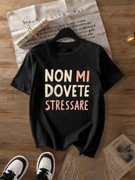 Maglietta elegante da donna a maniche corte e collo tondo - Nera, stampata con il prominente testo italiano "Non Mi Dovete Stressare", adatta per l'abbigliamento casual in primavera ed estate, vestibilità morbida e oversize, taglie forti da donna, abbigliamento autunnale taglie forti, abbigliamento autunnale da donna, outfit autunnali, abbigliamento invernale, abbigliamento invernale da donna, top da esterno