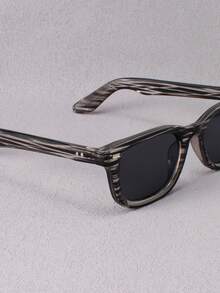 1 件男士透明仿木纹铆钉复古方形框架时尚眼镜，防滑镜腿设计，简约时尚，适合返校季时尚学院风 - 木紋透明灰 - 查看 4