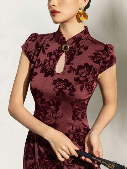 Wine Red Floral Jacquard Short Sleeve Cheongsam, Stand Collar With Teardrop Neckline Design - Elegant Winter Evening Dress, Suitable For Weddings And Formal Occasions, Back Slit Hem, Luxurious Woven Fabric