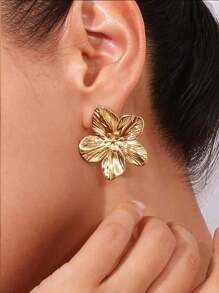 1 paire de boucles d'oreilles à la mode de couleur dorée avec un design de fleurs réalistes, convenant pour une utilisation quotidienne, une fête, un rendez-vous ou des vacances