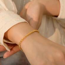 1 pieza Pulsera de acero inoxidable de color dorado con cadena trenzada, accesorio versátil de uso diario para mujeres