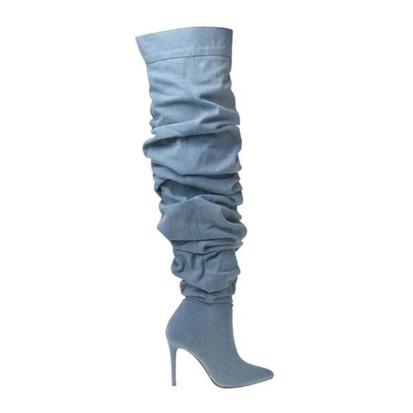 Bottes au genou en denim à talons fins à la mode, conception à plis empilés, créant des bottes à talons hauts personnalisées pour femmes, interprétation de la nouvelle de la mode.