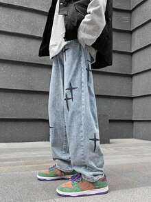 Jeans rectos cortos para hombre en azul claros vintage - con estrellas negras y cruz bordada. Lavables en máquina, perfectos para todo el año y looks casuales urbanos. - Azul claro - Ver 7