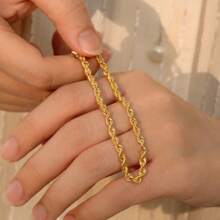 1 pieza Pulsera de acero inoxidable de color dorado con cadena trenzada, accesorio versátil de uso diario para mujeres