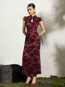 Vestido Cheongsam de Manga Curta com Estampa Floral Jacquard Vermelho Vinho, Gola Mandarim com Decote em Lágrima - Vestido de Inverno Elegante para Festas, Adequado para Casamentos e Ocasiões Formais, Fenda nas Costas, Tecido Tecido Luxuoso de Verão - Vinho - Visão 4